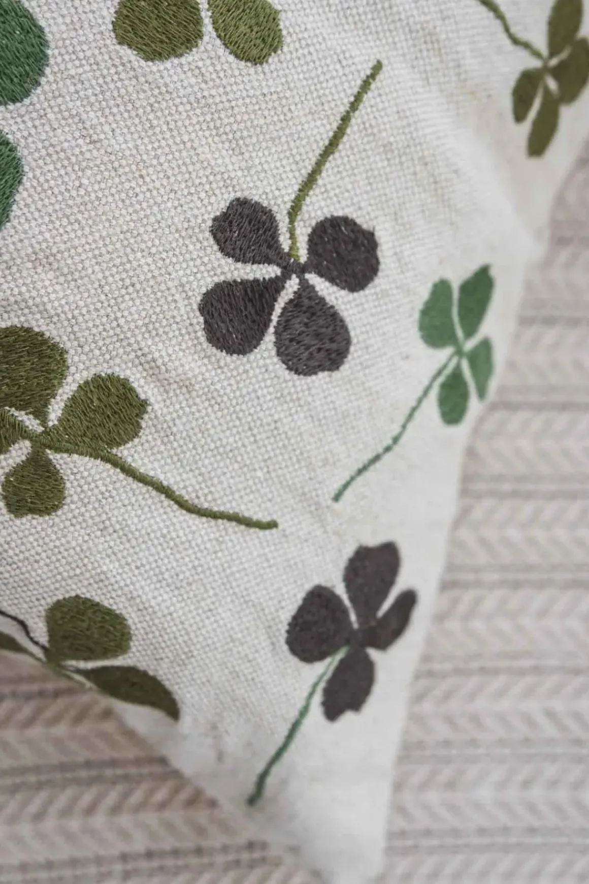 Putetrekk - Clover Embroidered 48x48cm