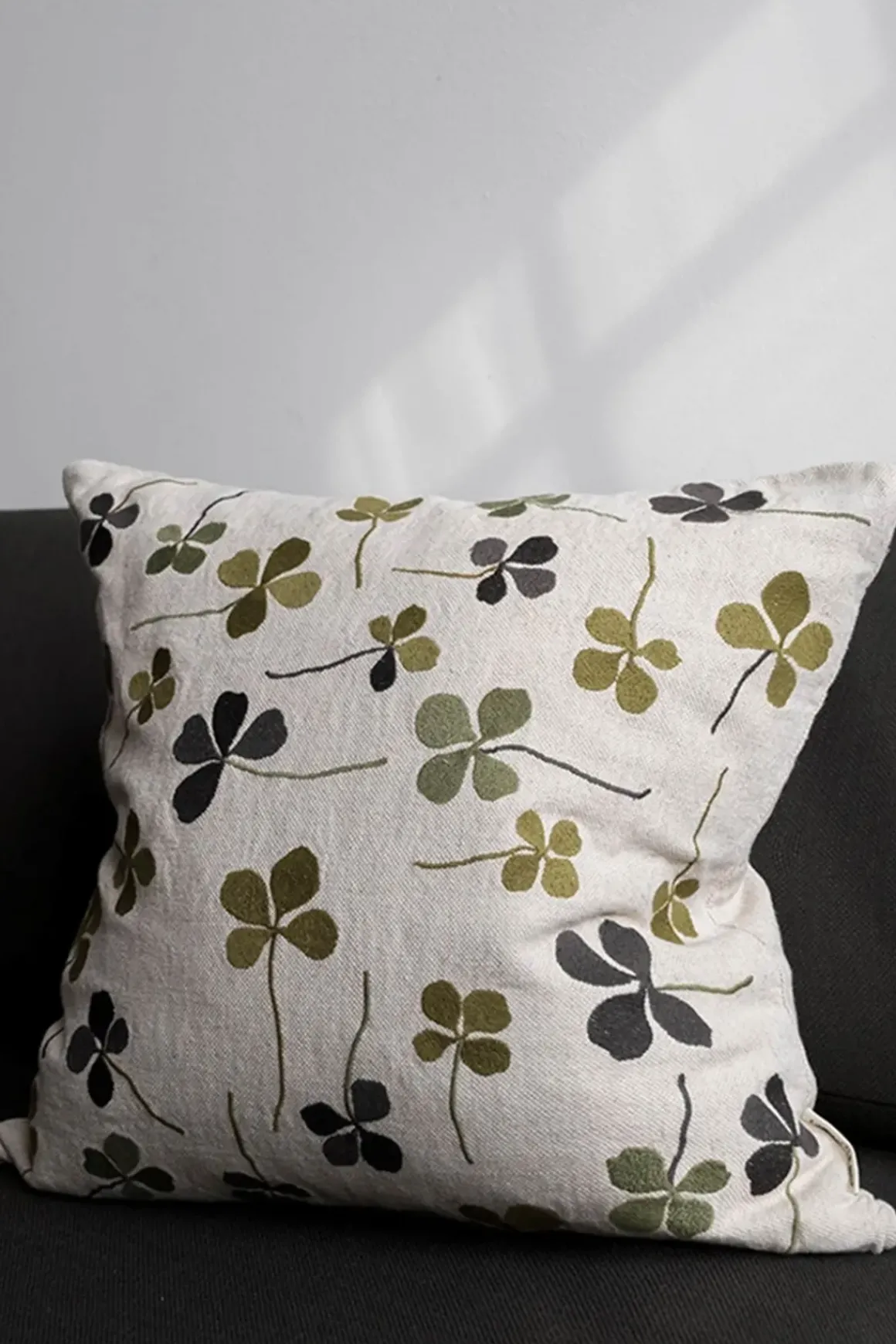 Putetrekk - Clover Embroidered 48x48cm