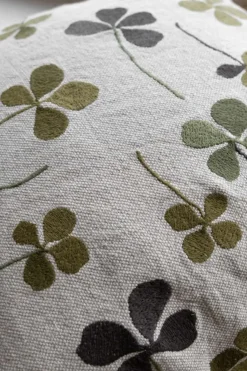 Putetrekk - Clover Embroidered 48x48cm