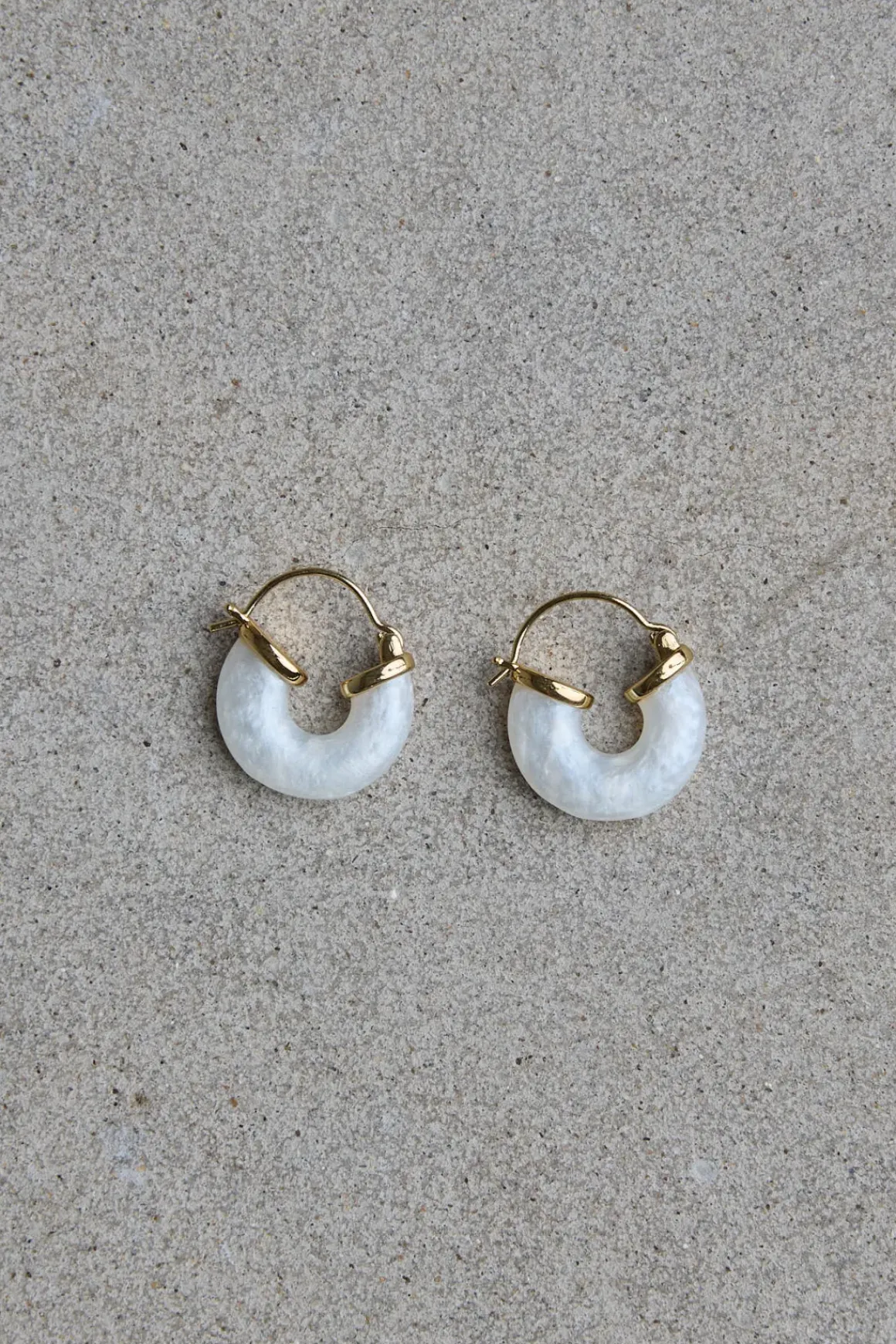 Øreringer - Petit White Swell Gold