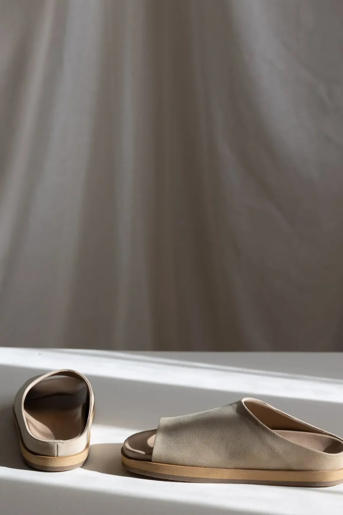 Sko - Sandaler Slippers Julita Suede Sand