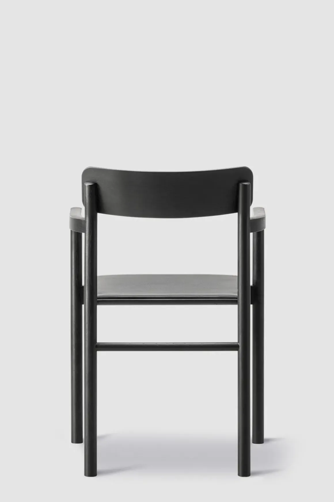Spisestol - Post Chair Omni 301 Black Sortlakkert Eik