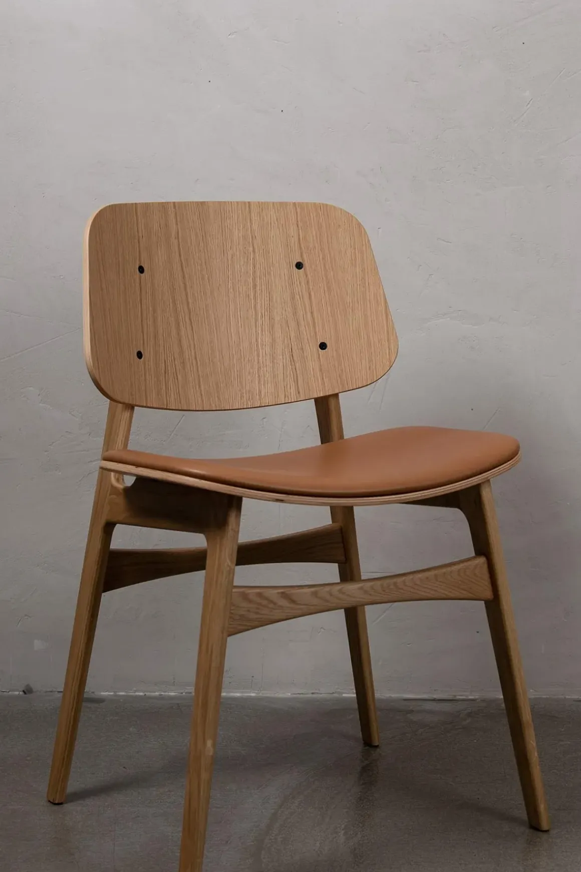 Spisestuestol - Søborg 3051 Lakkert Eik / 95 Cognac Lær