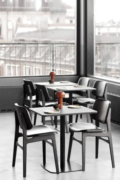 Spisestuestol - Søborg 3052 Sortlakkert Eik / 98 Sort Lær