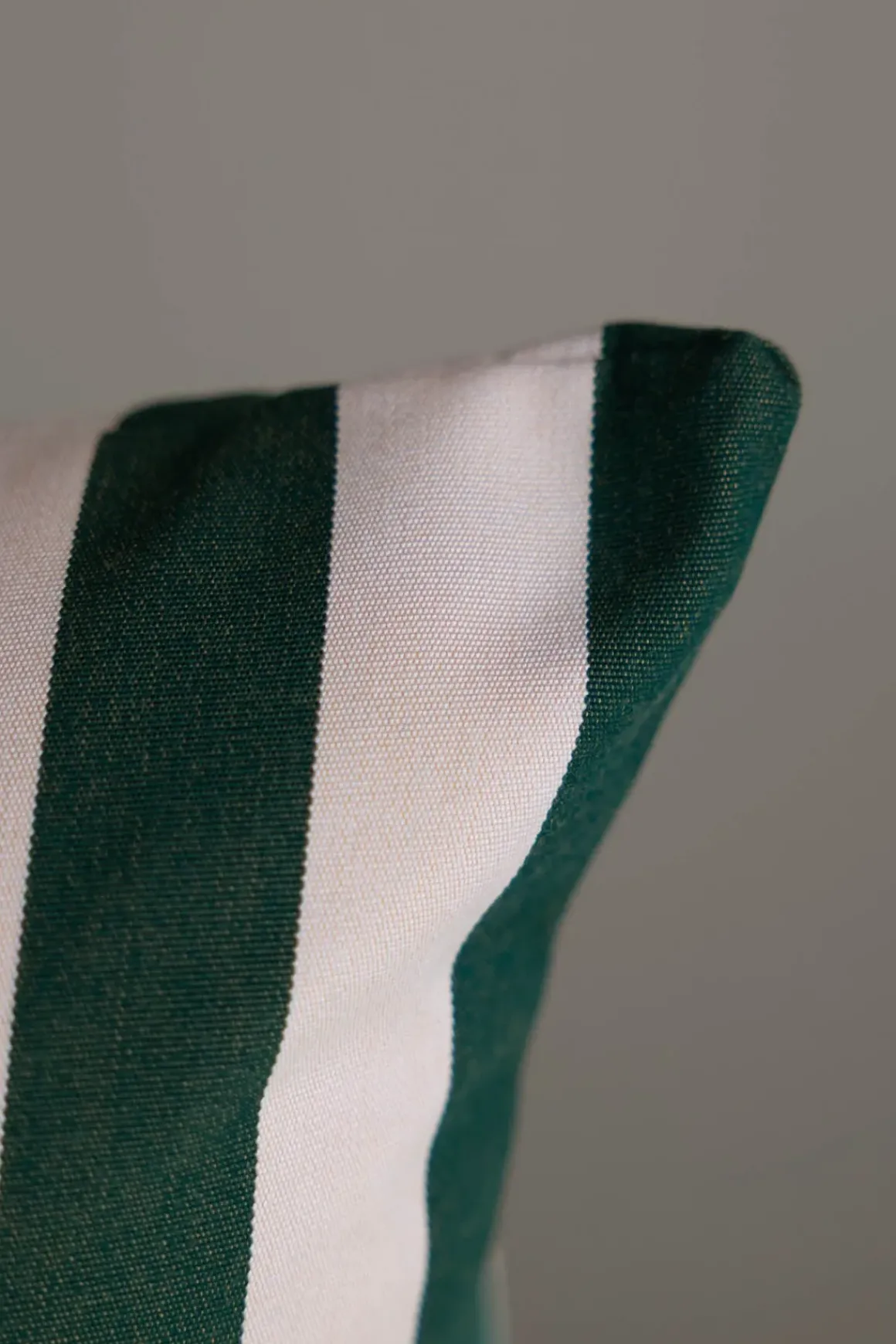 Utepute - Barriere 40x50cm Light Apricot/Dark Green